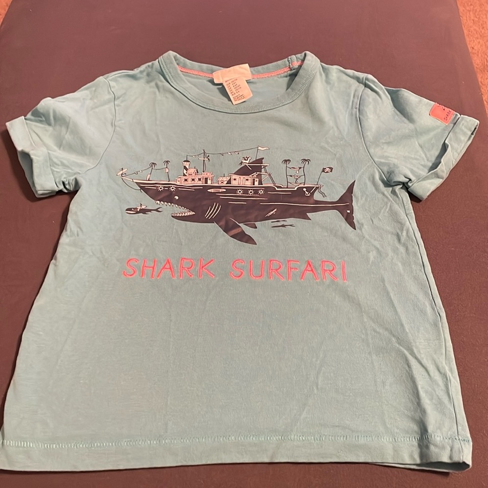 H&M x Jonas Claesson boys t-shirt teal with shark design. Size 4-6 yrs.